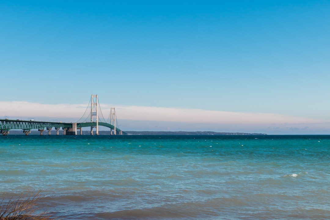 맥키나우 다리: 두 세계를 잇는 다리 - Mackinaw City | Secret World Trip Planner