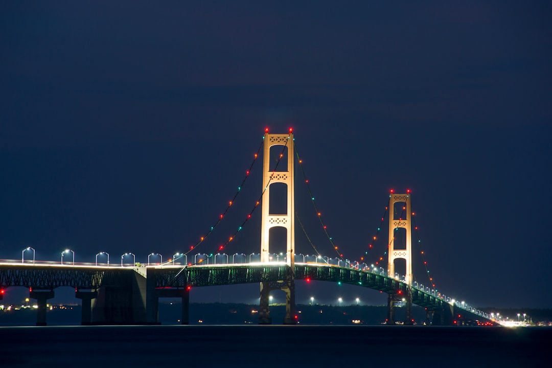 麦基诺桥：连接两个世界的桥梁 - Mackinaw City | Secret World Trip Planner