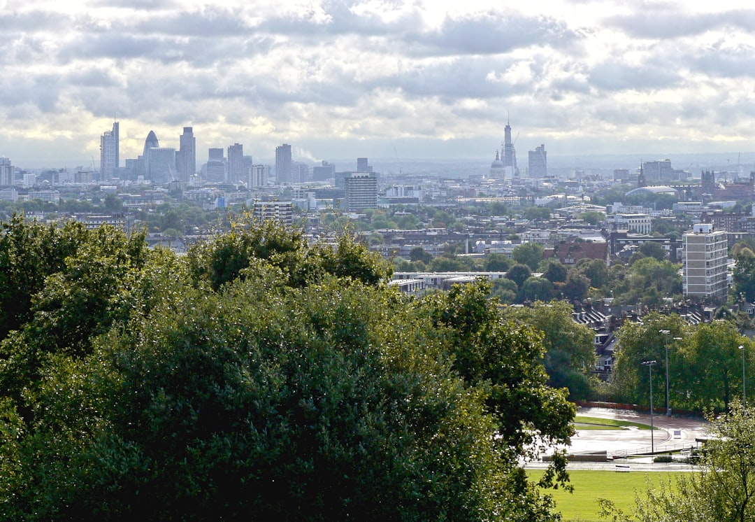 Descubra Hampstead Heath: Os Jardins Ocultos de Londres - Londra | Secret World Trip Planner