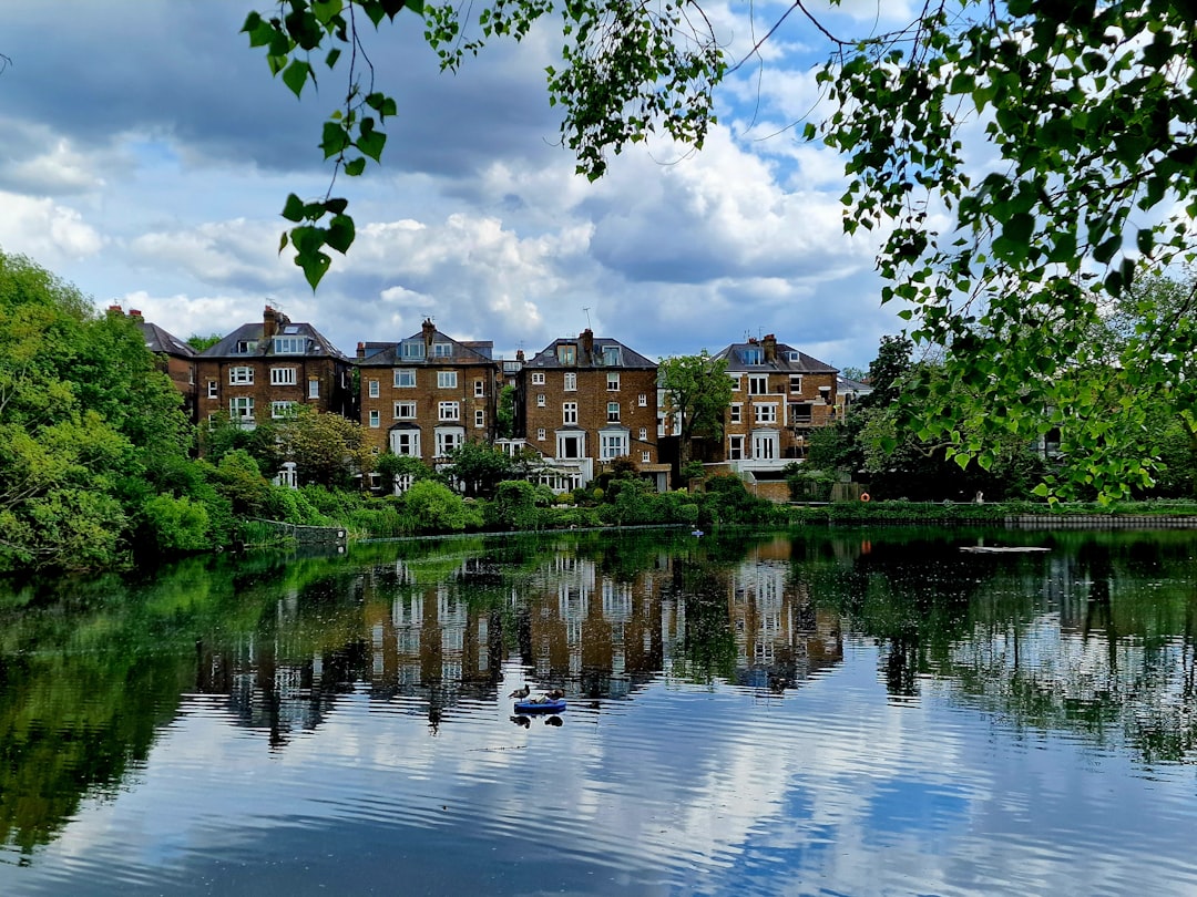 Descubra Hampstead Heath: Os Jardins Ocultos de Londres - Londra | Secret World Trip Planner
