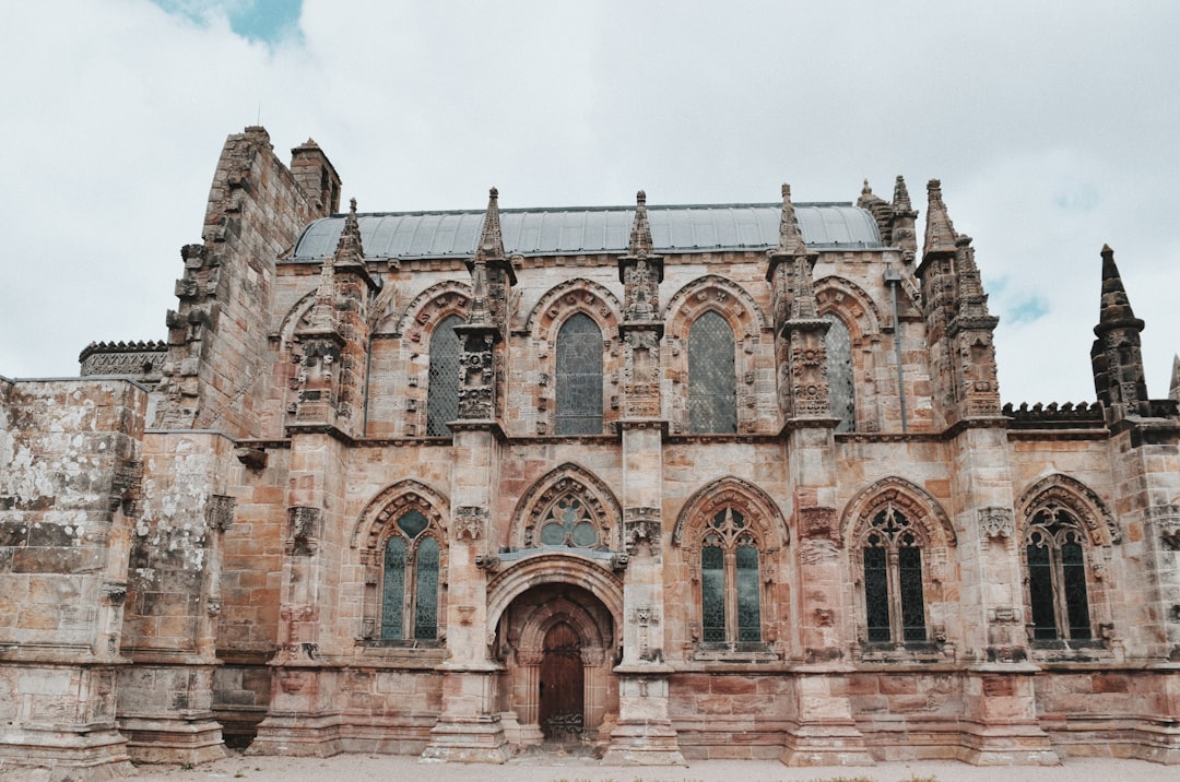 Découvrez la magie de la chapelle de Rosslyn en Écosse | Secret World Trip Planner