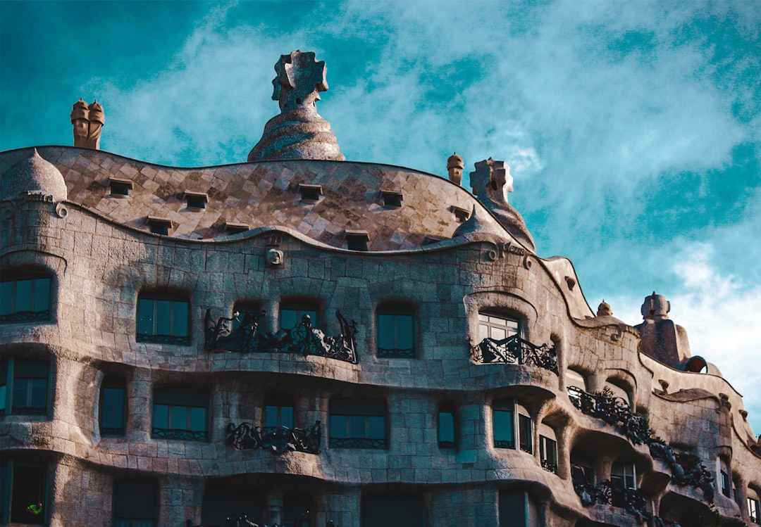 Откройте для себя Casa Milà La Pedrera: Шедевр Гауди в Барселоне - Barcelona | Secret World Trip Planner