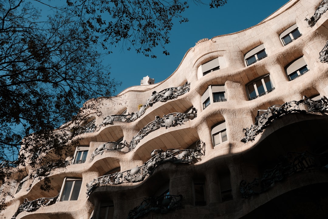 Откройте для себя Casa Milà La Pedrera: Шедевр Гауди в Барселоне - Barcelona | Secret World Trip Planner
