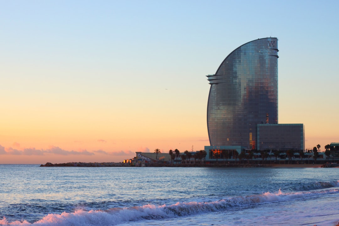 Découvrez la plage de Barceloneta : le joyau de Barcelone - Barcelona | Secret World Trip Planner