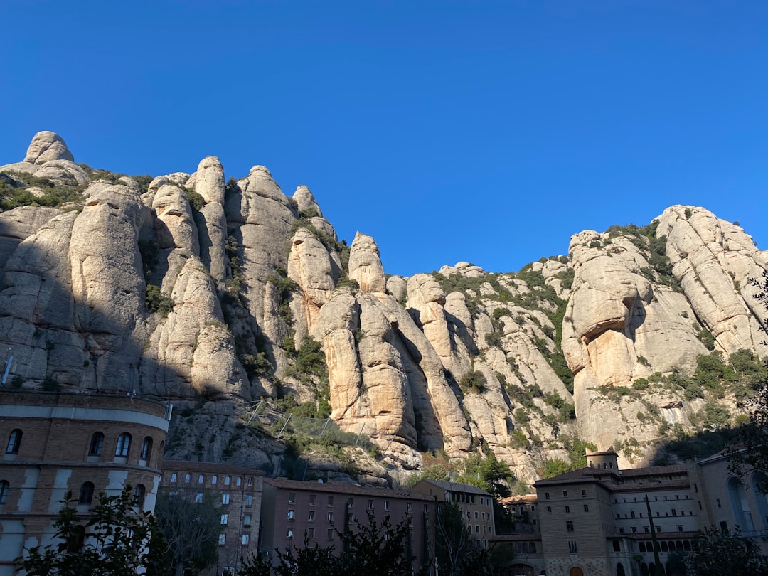 モンセラット修道院を発見：カタルーニャの宝石 - Monestir de Montserrat | Secret World Trip Planner