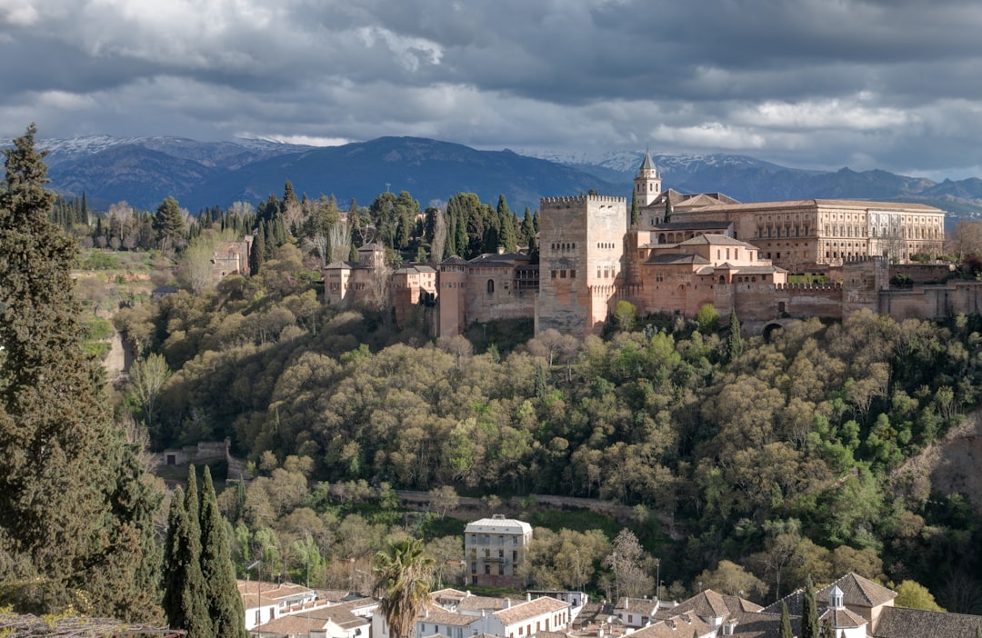Descubre la Alhambra de Granada: una joya de la historia andaluza | Secret World Trip Planner