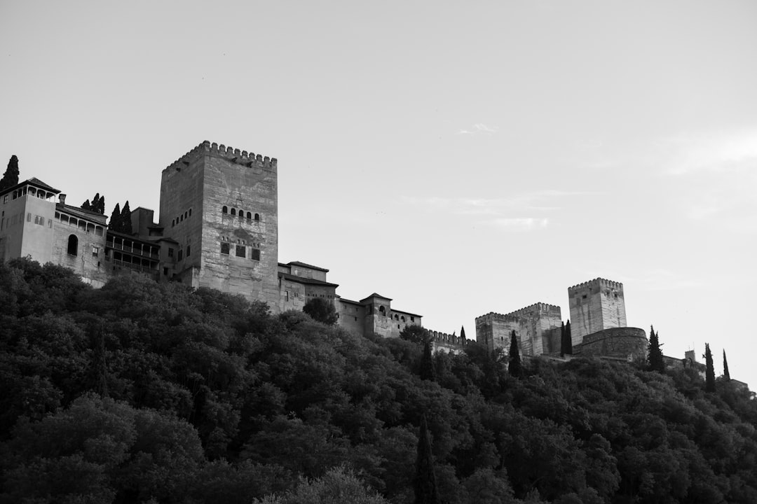 Descubre la Alhambra de Granada: una joya de la historia andaluza | Secret World Trip Planner