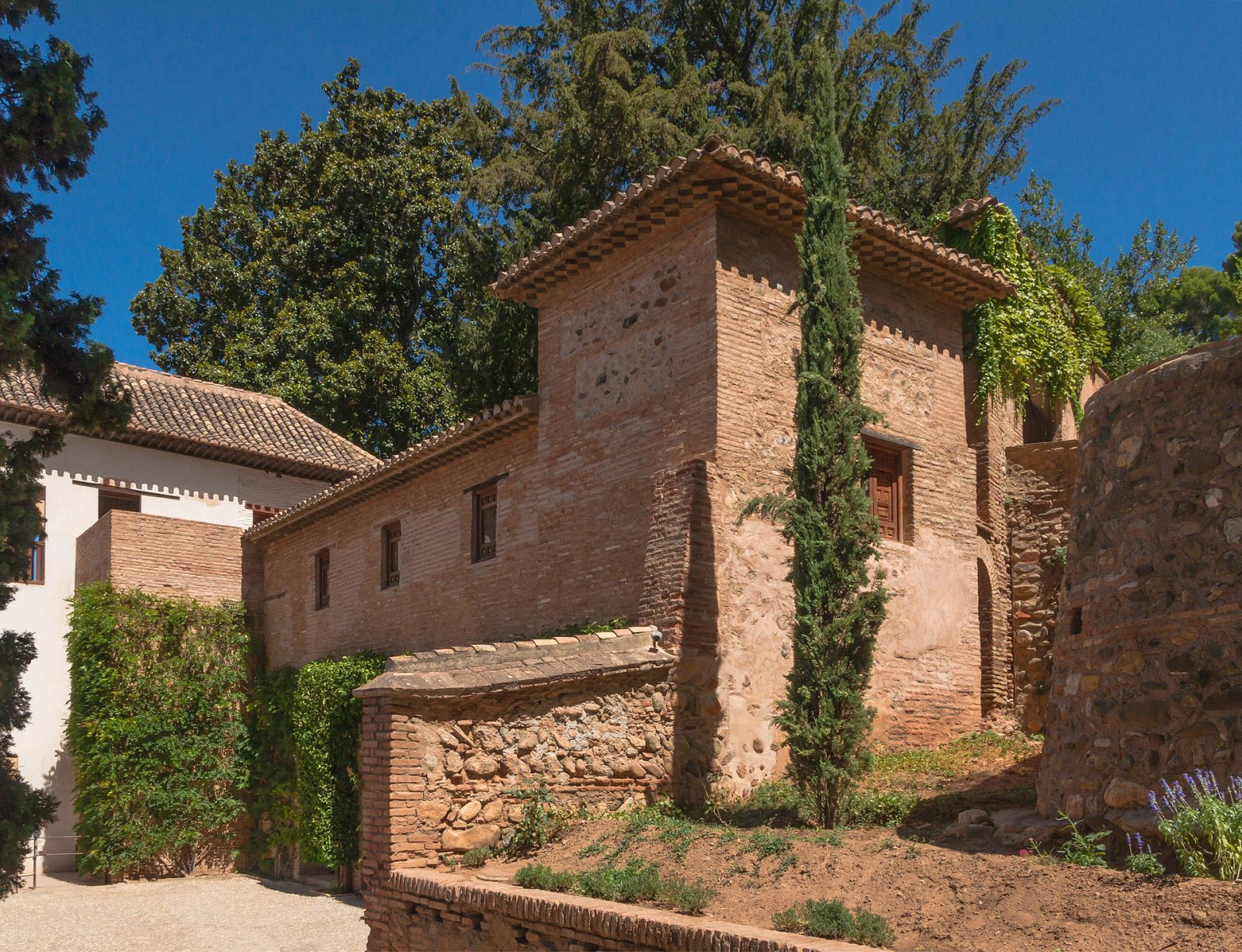 Scopri il Generalife di Granada: Un Paradiso di Storia e Bellezza | Secret World Trip Planner