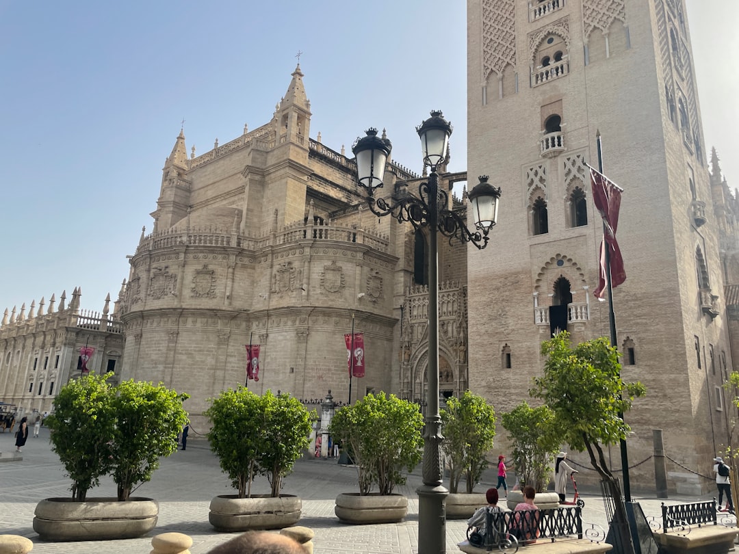 Descubre el Barrio Santa Cruz de Sevilla: Historia y Belleza | Secret World Trip Planner