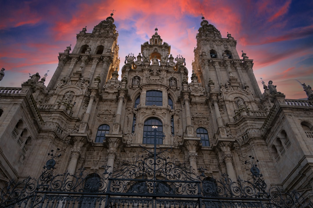 Entdecken Sie die Kathedrale von Santiago de Compostela: eine Reise durch die Geschichte | Secret World Trip Planner