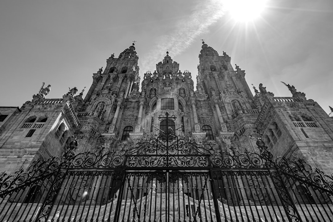 Découvrez la Cathédrale de Saint-Jacques-de-Compostelle : un voyage dans l'histoire | Secret World Trip Planner