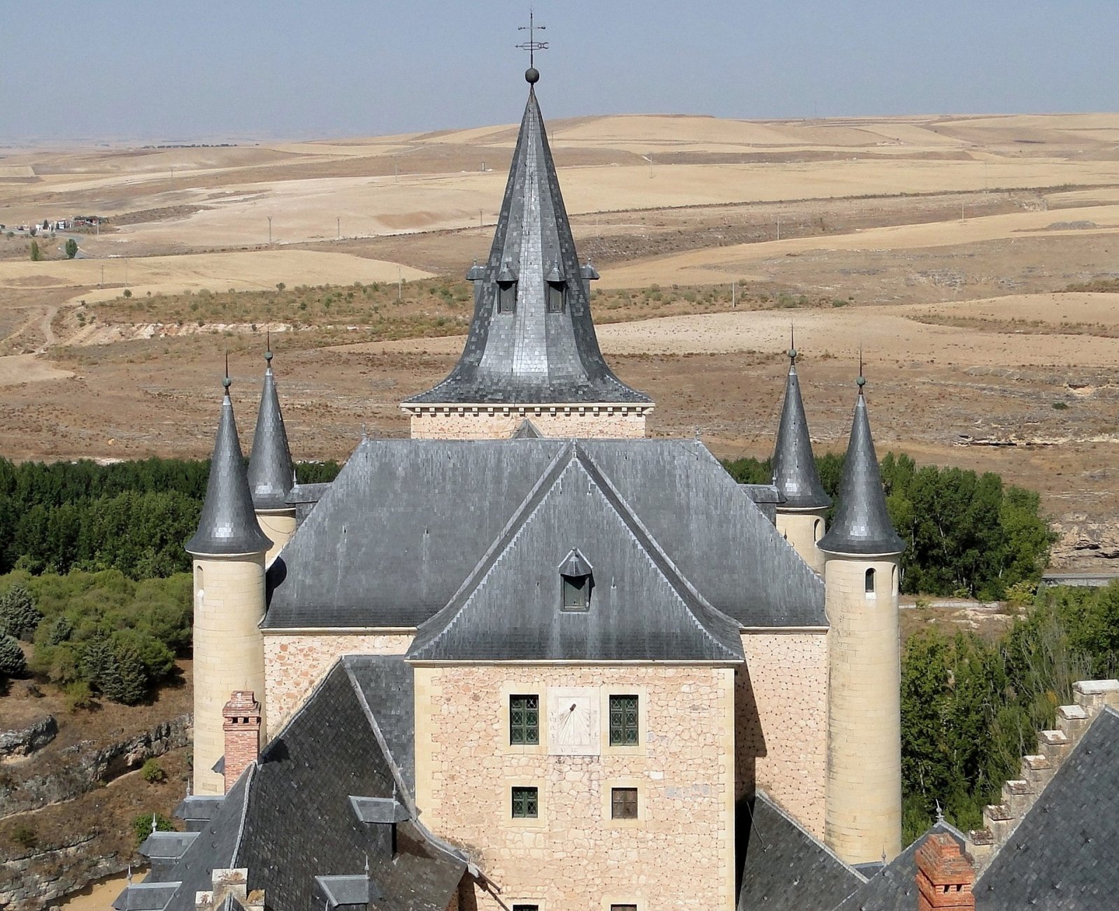 Découvrez l'Alcázar de Ségovie : un château féerique en Espagne | Secret World Trip Planner