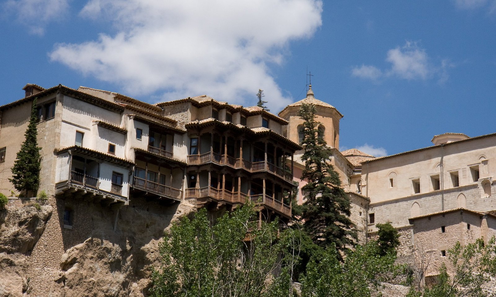 Entdecken Sie die Hängenden Häuser von Cuenca: Ein Sprung in die Geschichte | Secret World Trip Planner
