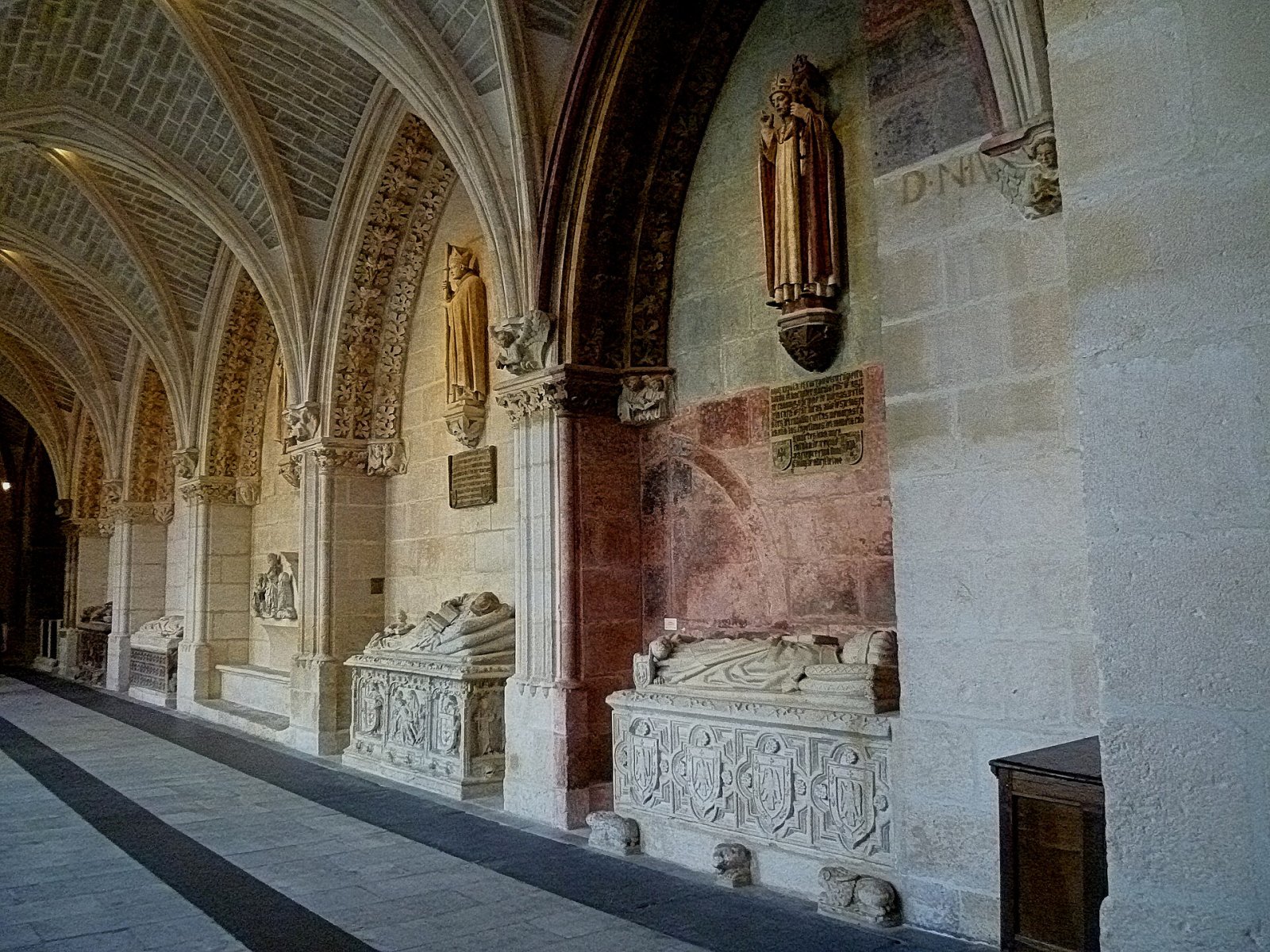 Descubra a majestosa Catedral de Burgos: uma obra-prima gótica | Secret World Trip Planner