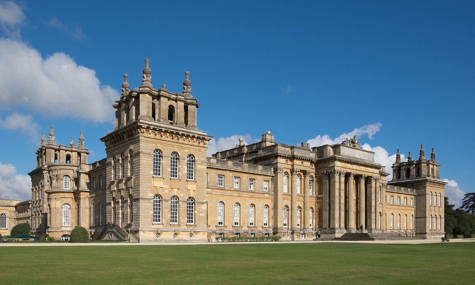 Descubra o Palácio de Blenheim: História e Beleza em Woodstock - R9R6+MQ Walton on the Naze | Secret World Trip Planner