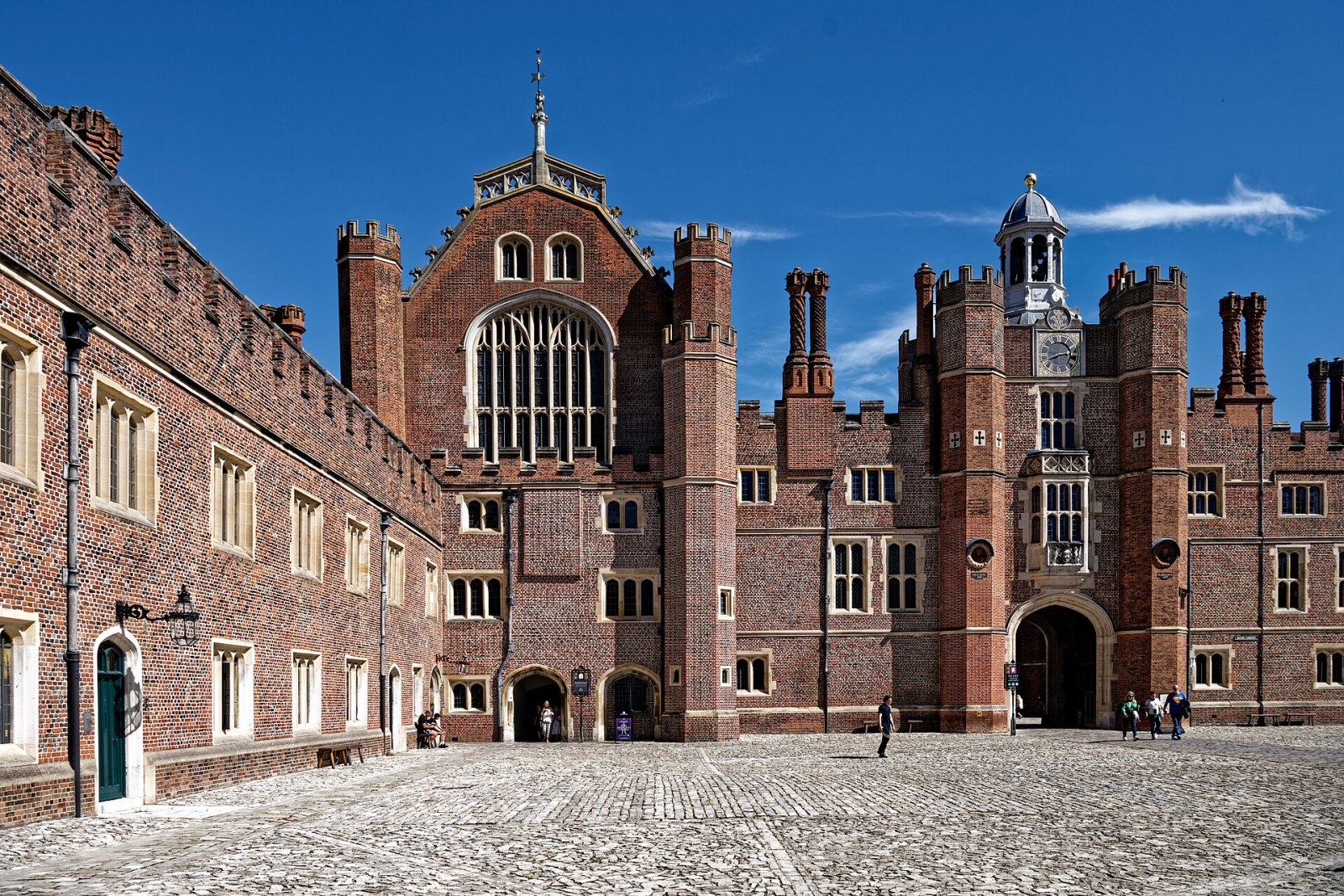 Scopri la Storia e la Bellezza di Hampton Court Palace - C83Q+C4 Gravesend | Secret World Trip Planner