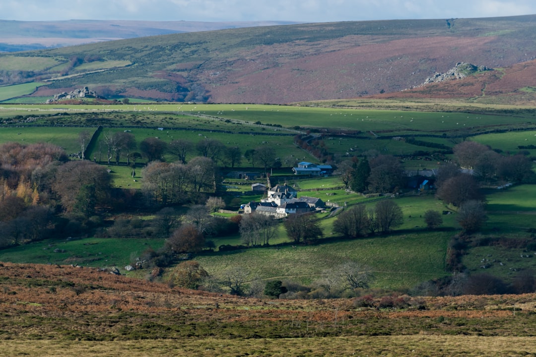 Entdecken Sie den Charme des Dartmoor Nationalparks in England - HX28+2M Lens | Secret World Trip Planner