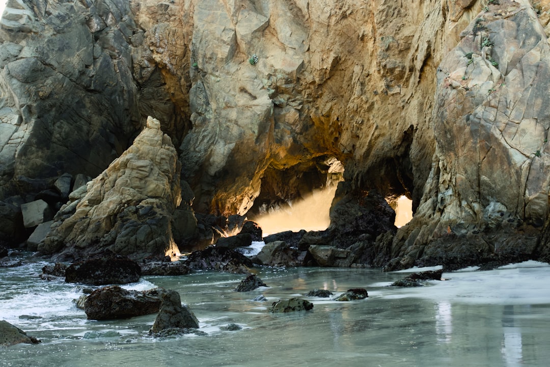 Découvrez Pfeiffer Beach : La Plage des Rêves à Big Sur - Big Sur | Secret World Trip Planner