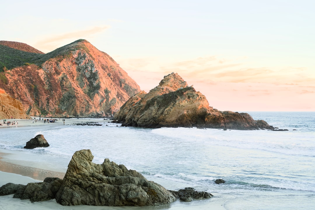 ペファイファービーチを発見：ビッグサーの夢の浜 - Big Sur | Secret World Trip Planner
