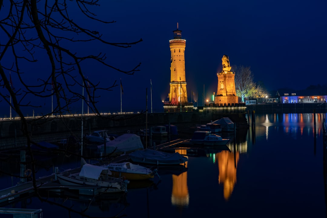 Découvrez le Neuer Leuchtturm de Lindau : phare du lac de Constance - Hafenpl. | Secret World Trip Planner