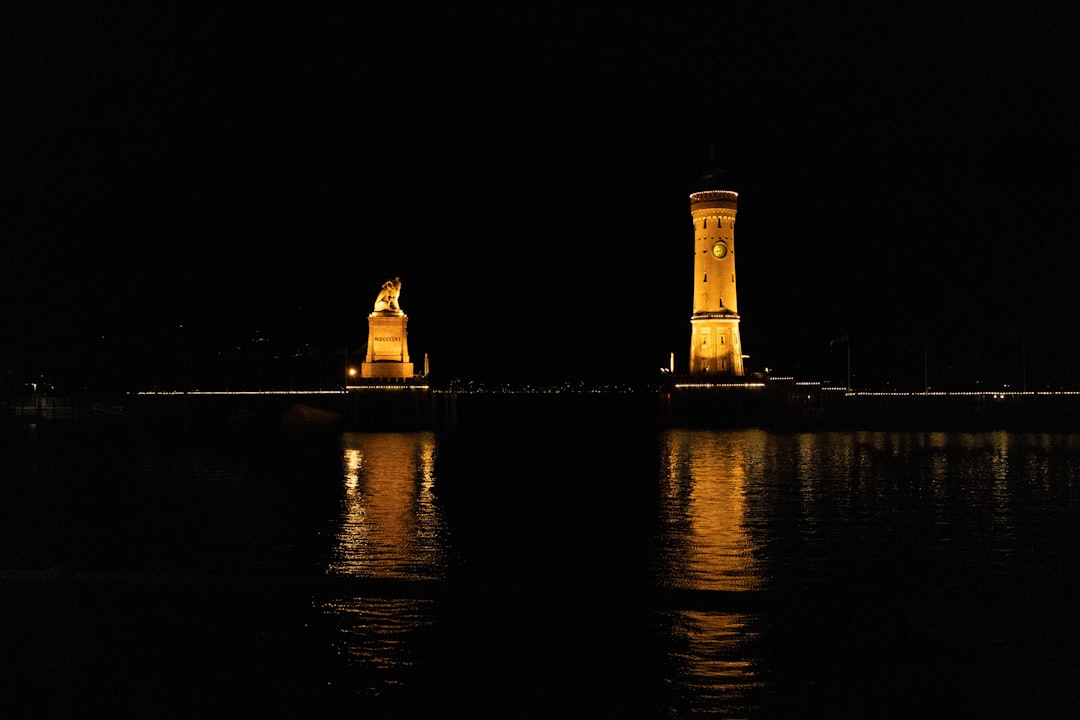 Découvrez le Neuer Leuchtturm de Lindau : phare du lac de Constance - Hafenpl. | Secret World Trip Planner