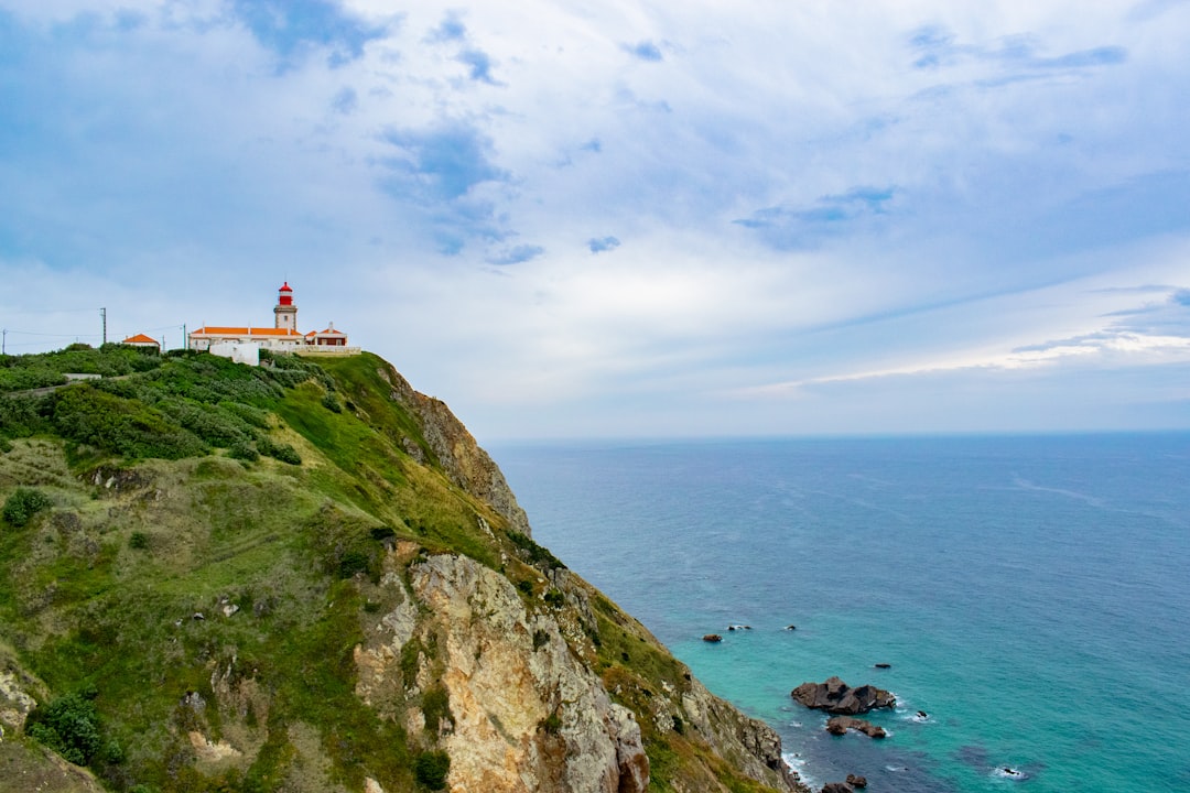 ロカ岬の灯台：無限の大西洋への旅 - Estrada do Cabo da Roca | Secret World Trip Planner