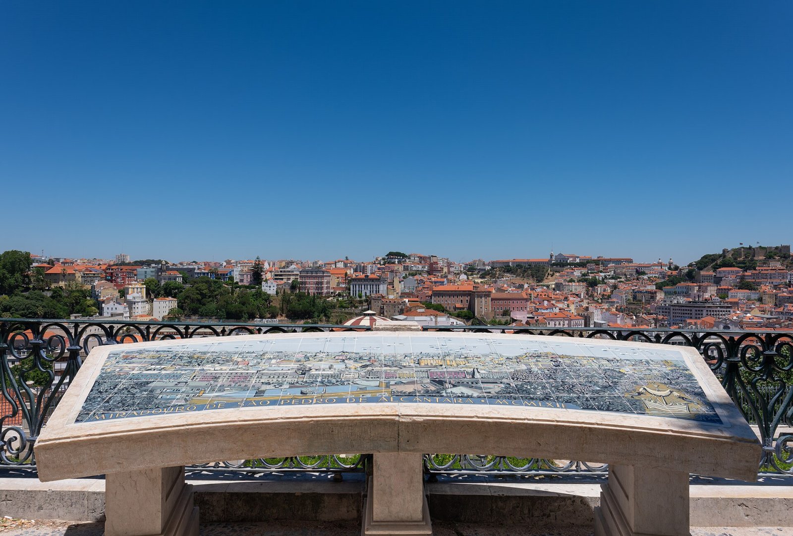 Miradouro de São Pedro de Alcântara: um canto de beleza em Lisboa - Lisboa | Secret World Trip Planner