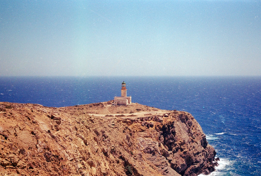 Descubra o Farol de Elafonisi: uma joia da Grécia - 7G9F+CM Inachori | Secret World Trip Planner
