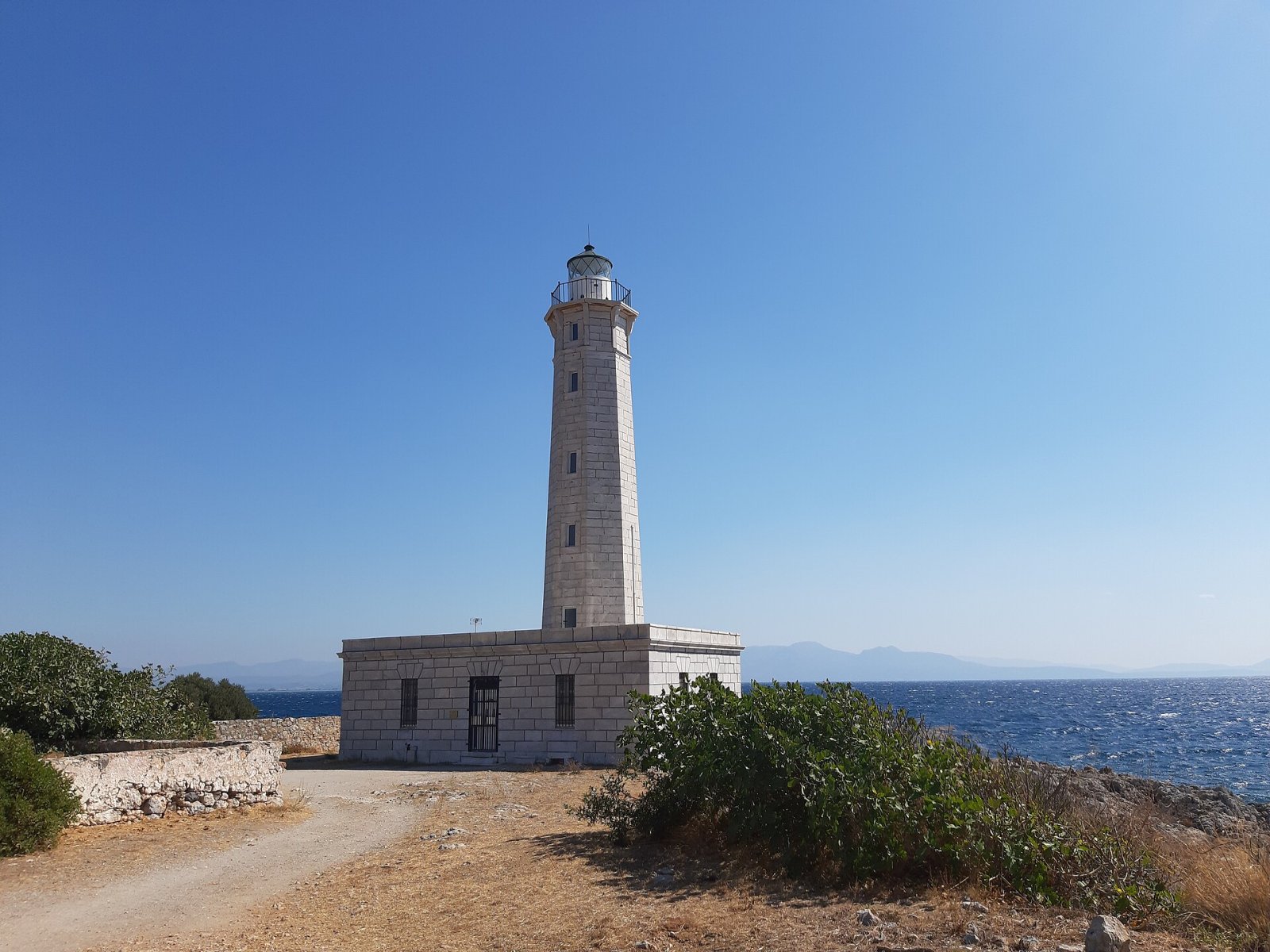 Descubra o Farol de Gythio: uma joia da Mani grega - Κρανάης | Secret World Trip Planner