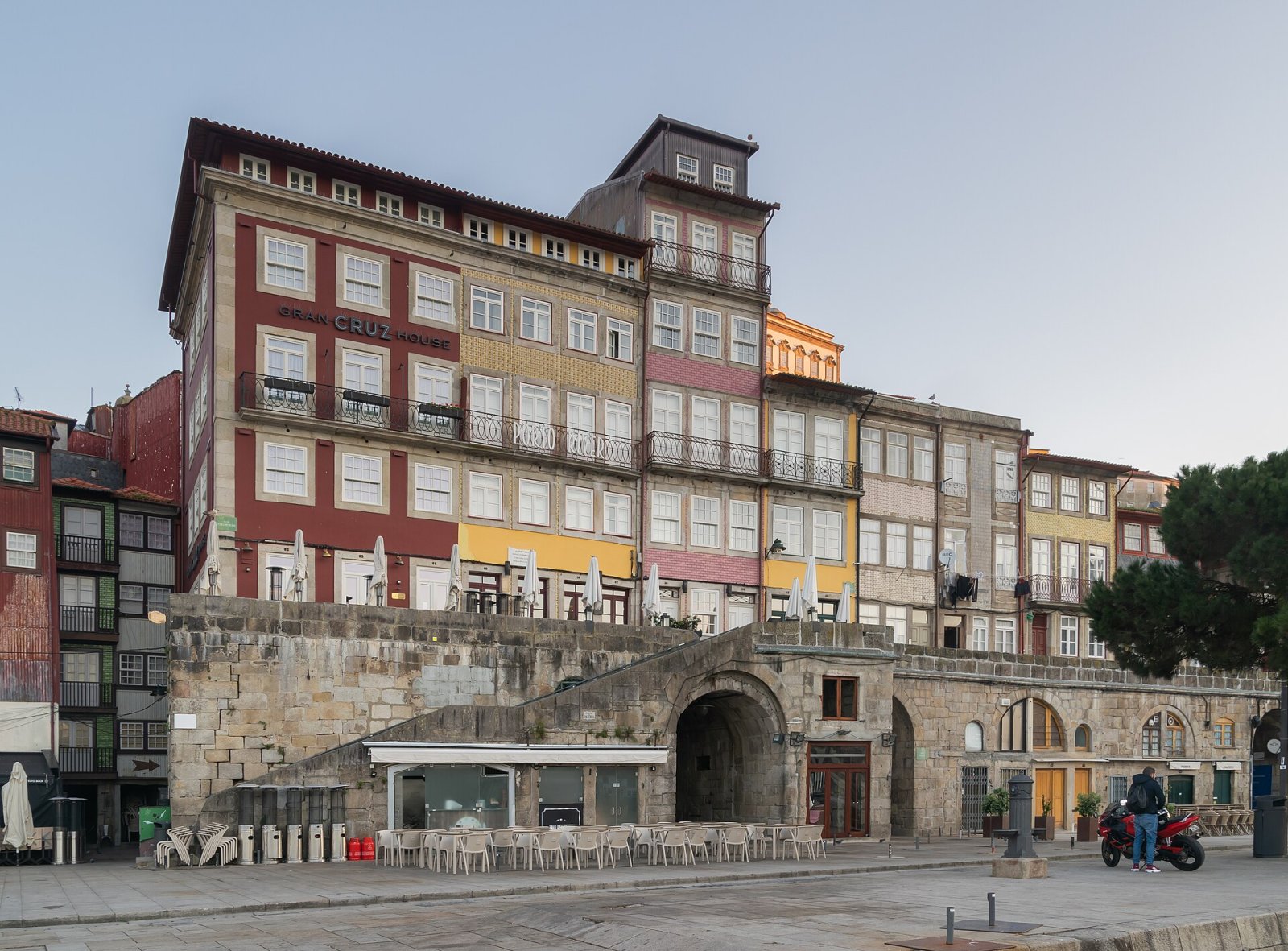 Entdecken Sie Porto Ribeira: Geschichte und Schönheiten der Hauptstadt des Nordens | Secret World Trip Planner