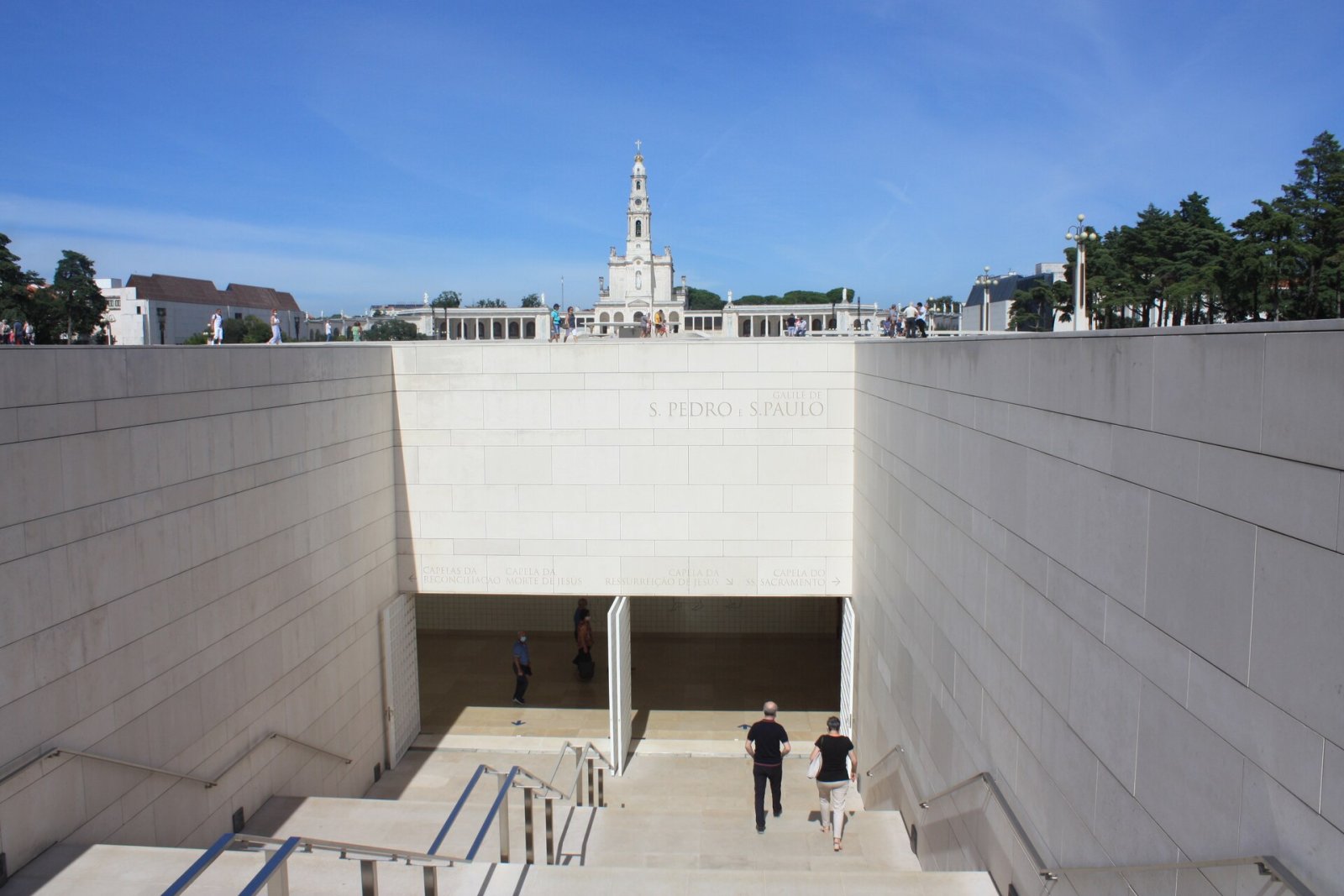 Descubre el Santuario de Fátima: un viaje a la espiritualidad - San Nicolò d'Arcidano | Secret World Trip Planner