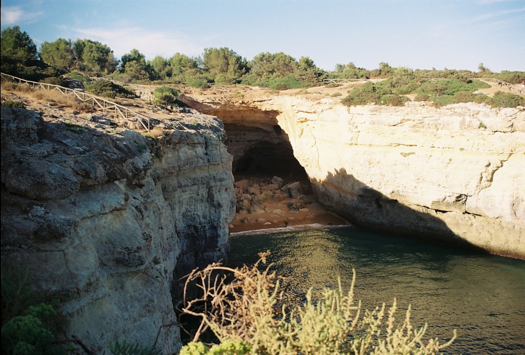 Scopri la Grotta di Benagil: un gioiello naturale dell'Algarve | Secret World Trip Planner