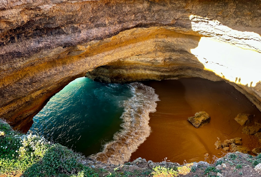 Découvrez la grotte de Benagil : un joyau naturel de l'Algarve | Secret World Trip Planner