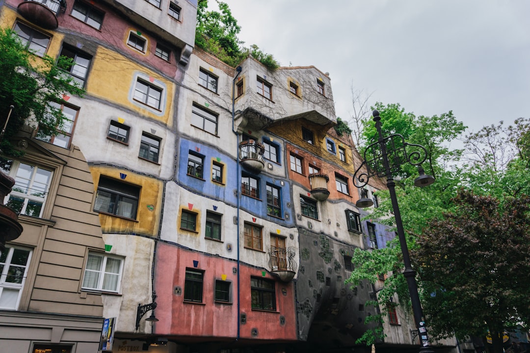 Scopri il Fascino della Hundertwasserhaus di Vienna - Wien | Secret World Trip Planner