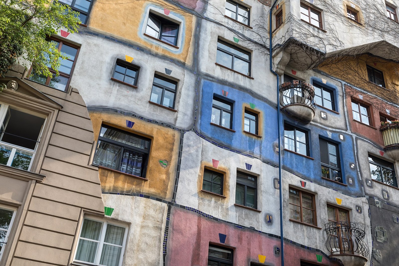 Descubra o Encanto da Hundertwasserhaus em Viena - Wien | Secret World Trip Planner