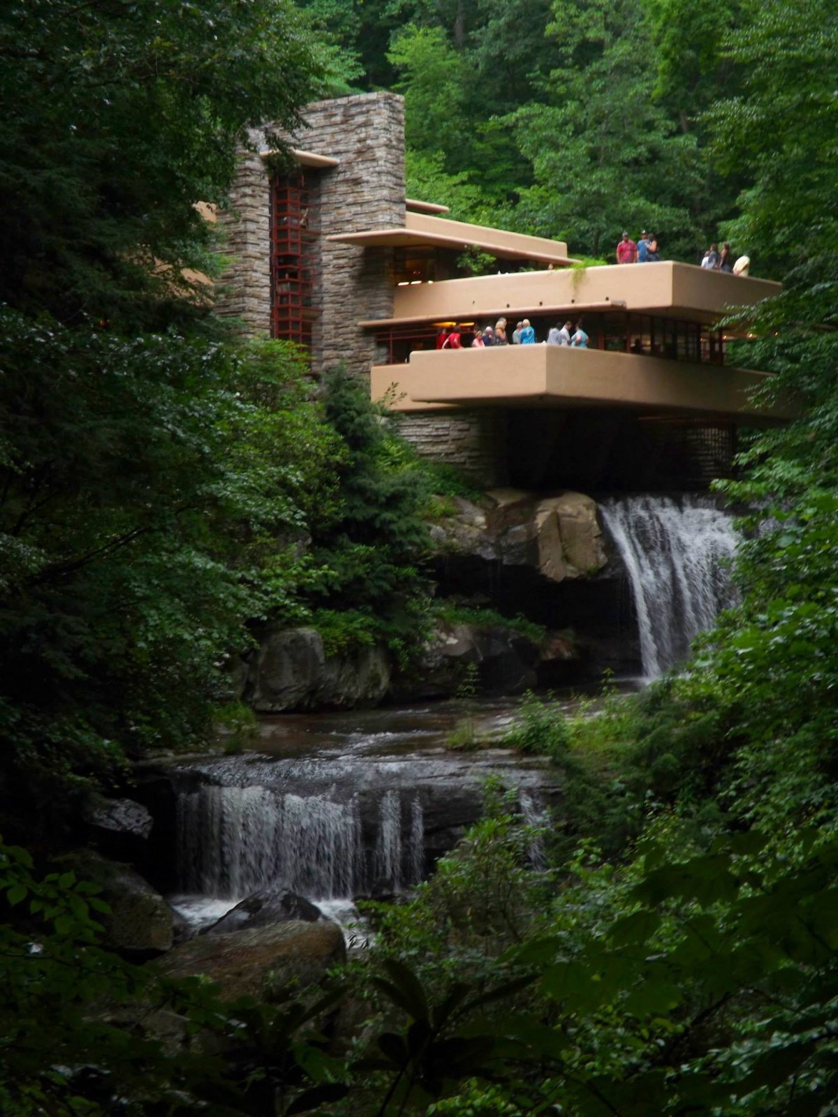 폭포 위의 집: 프랭크 로이드 라이트의 걸작 - Mill Run | Secret World Trip Planner