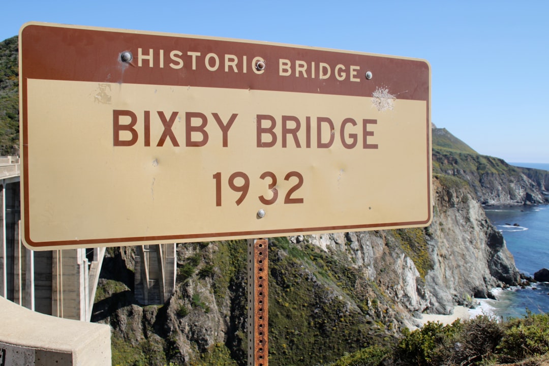 比克斯比溪桥：大苏尔及其灯塔的标志 - Bixby Creek Bridge | Secret World Trip Planner