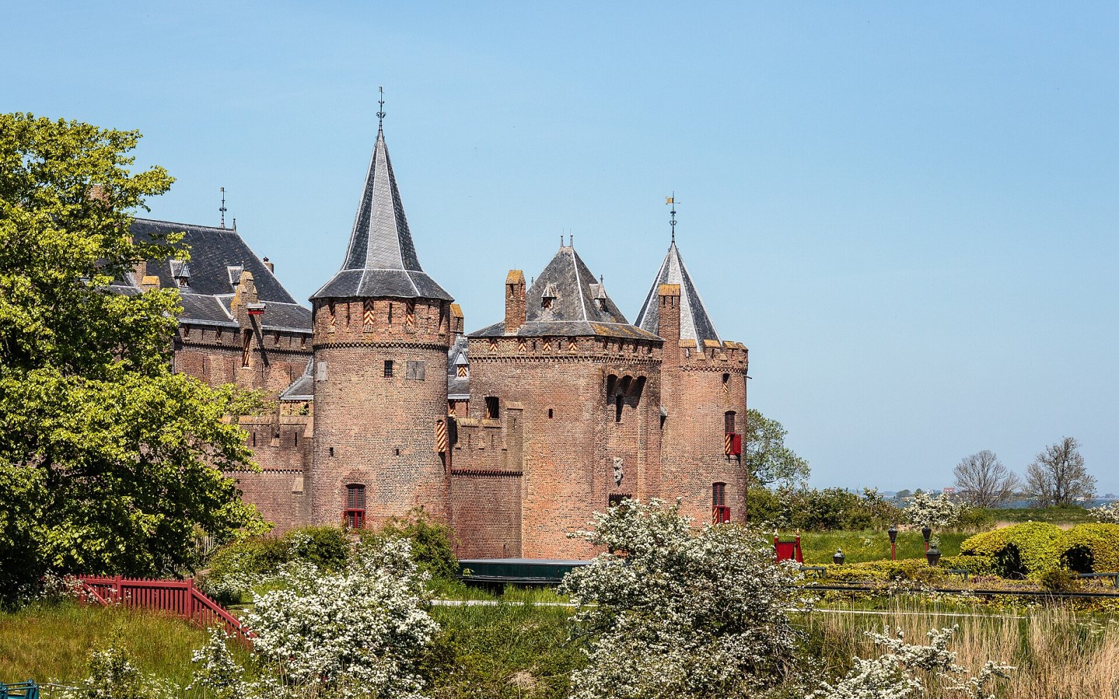 Château de Muiderslot : Un Voyage dans l'Histoire des Pays-Bas - Muiden | Secret World Trip Planner