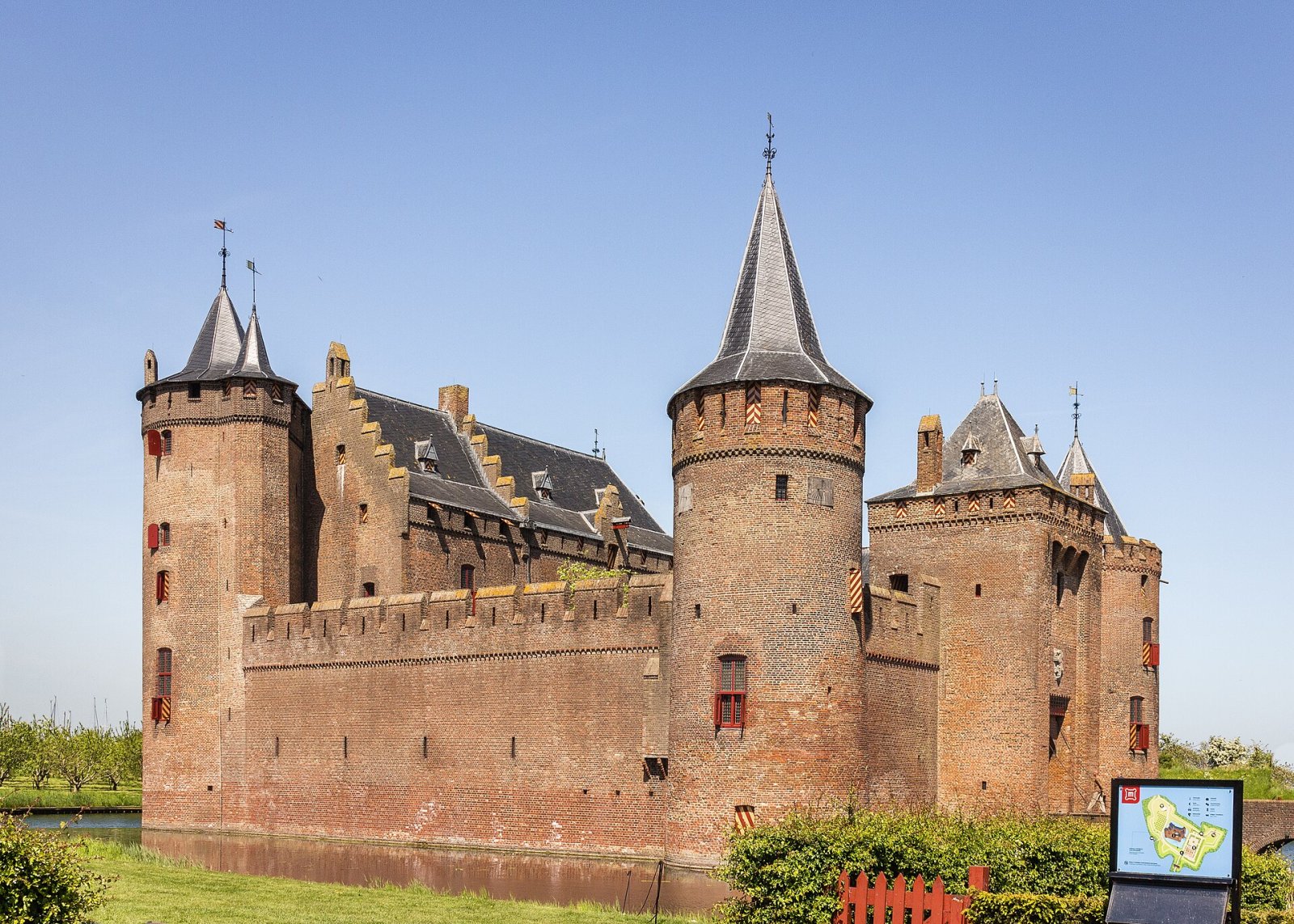 Castelo Muiderslot: Uma Viagem pela História dos Países Baixos - Muiden | Secret World Trip Planner