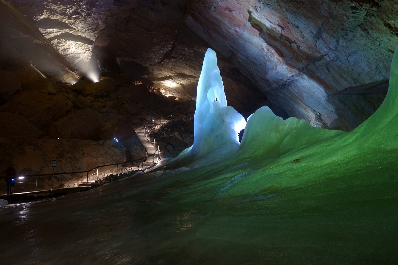 Découvrez la magie de la grotte de glace de Dachstein en Autriche - Obertraun | Secret World Trip Planner