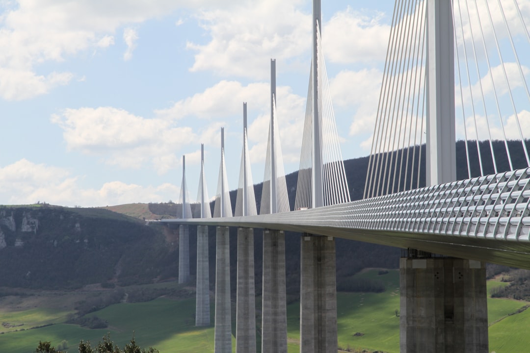 Viaduto de Millau: O Incrível Ponte da Europa - Viaduc de Millau | Secret World Trip Planner