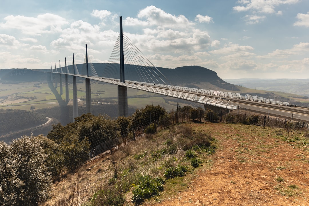 밀로 교량: 유럽의 놀라운 다리 - Viaduc de Millau | Secret World Trip Planner