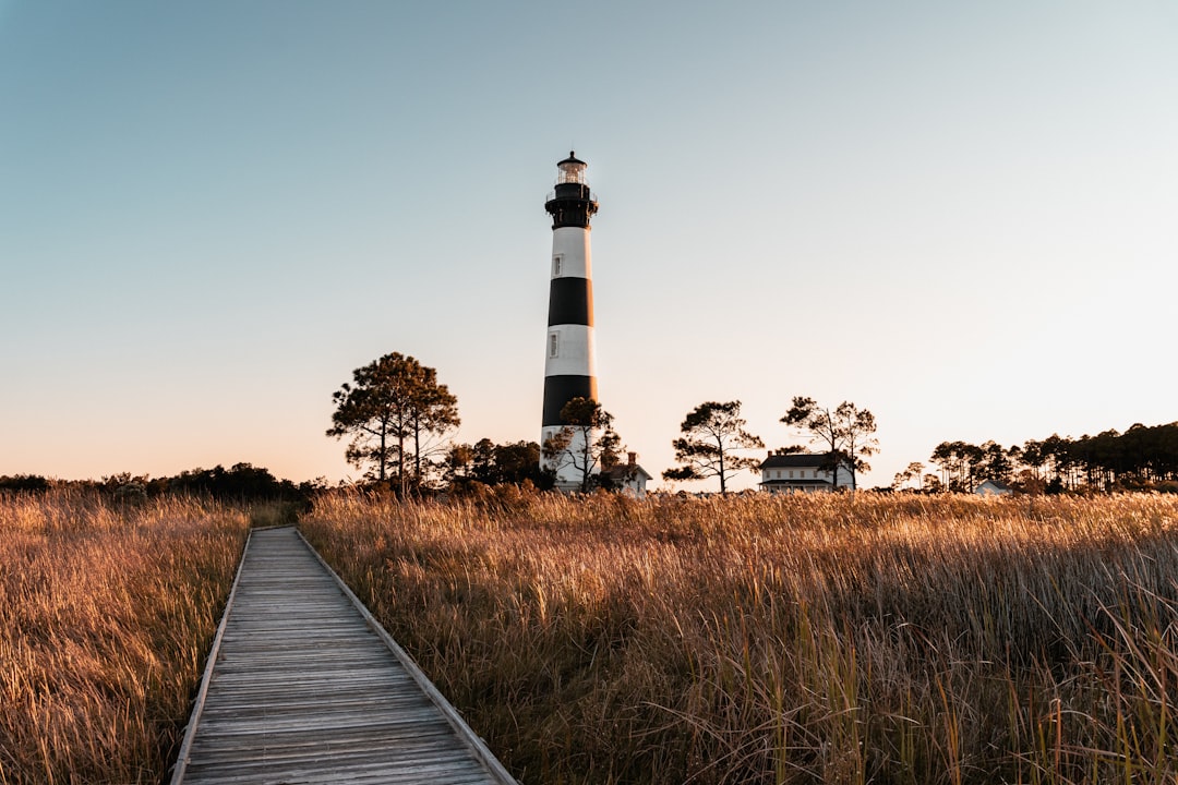 Descubre el Faro de Bodie Island: un Viaje en el Tiempo - Nags Head | Secret World Trip Planner