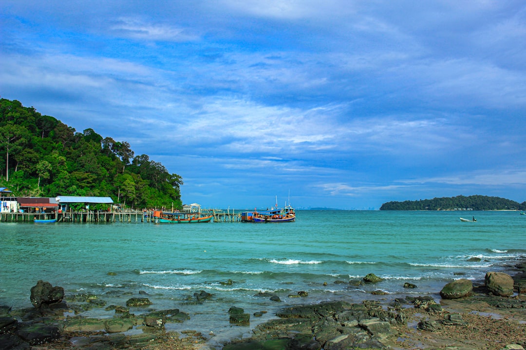 コロン島の魔法の夕日：隠れた楽園 - Koh Rong | Secret World Trip Planner