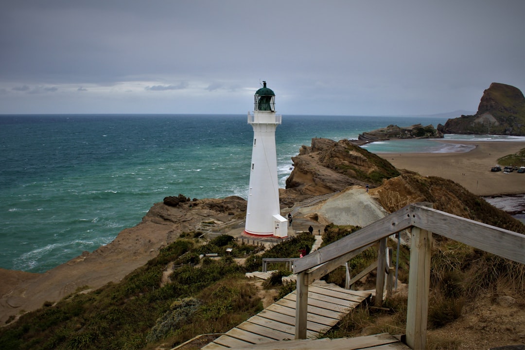 Faro de Cape Reinga: Onde os Mares se Encontram - Capo Reinga 0484 | Secret World Trip Planner