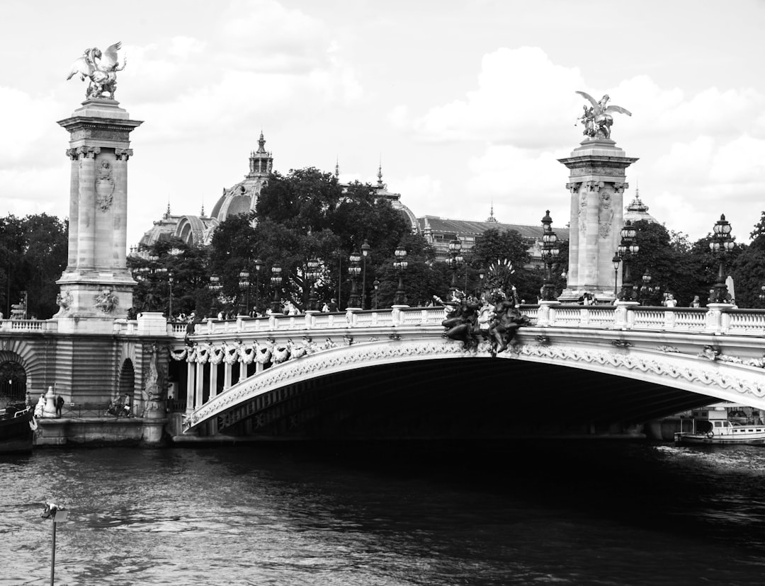 알렉산드르 3세 다리: 파리의 걸작 - Pont Alexandre III | Secret World Trip Planner