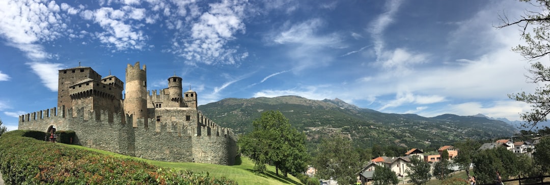 Découvrez le Château de Fénis : trésor de la Vallée d'Aoste - 1 | Secret World Trip Planner