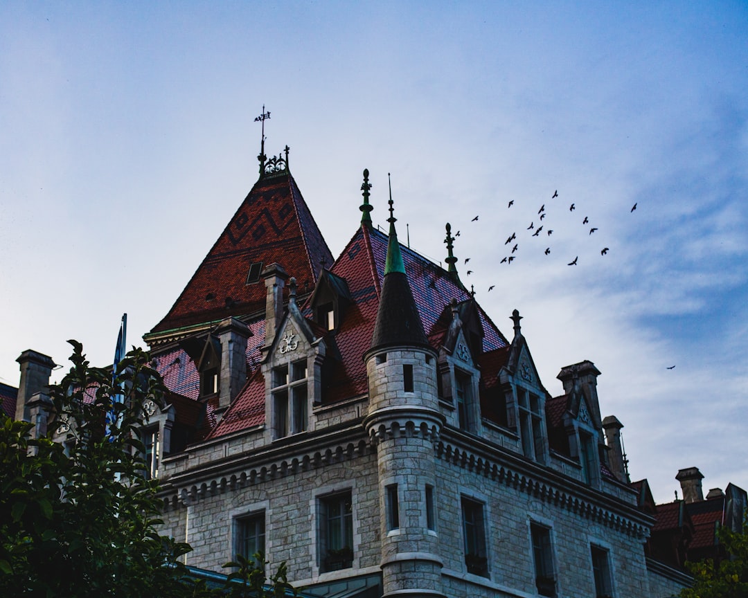 Château d'Ouchy: Un gioiello nascosto in Svizzera - Pl. du Port | Secret World Trip Planner