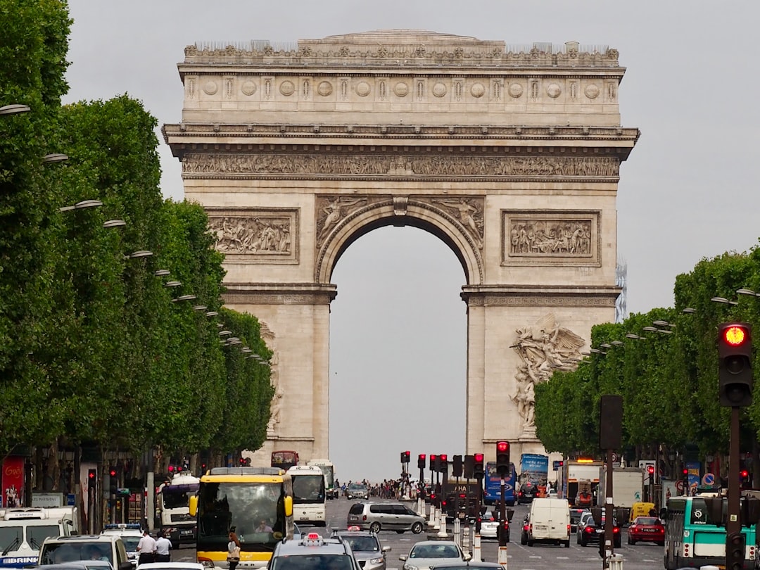 Arco di Trionfo del Carosello: Un Ponte Tra Storia e Bellezza - Pl. du Carrousel | Secret World Trip Planner