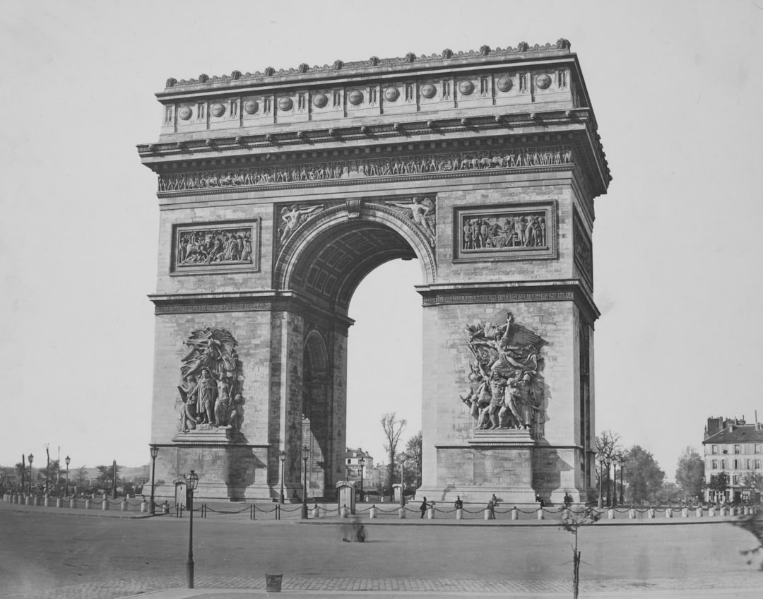 Arco do Triunfo do Carosello: História e Beleza - Pl. du Carrousel | Secret World Trip Planner